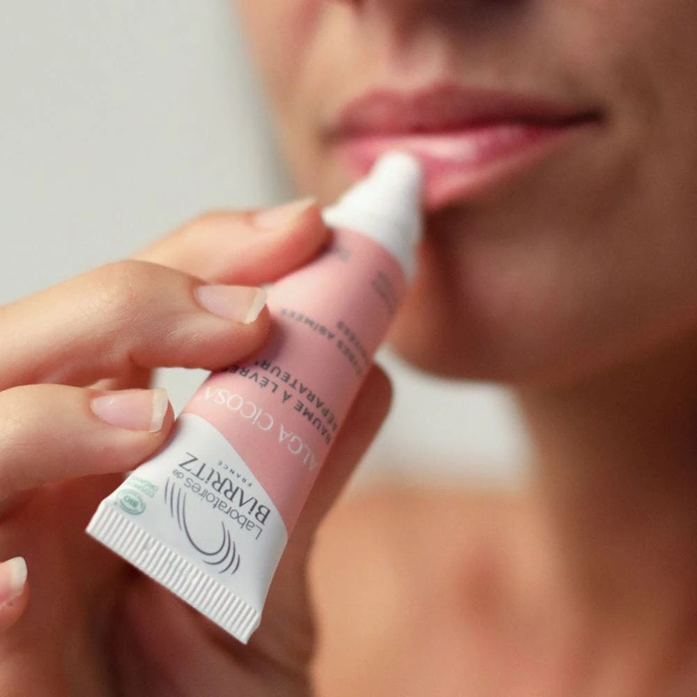 Balsamo Labbra Biologico 15ml Soins Réparateurs Riparatore, Lenisce E Protegge Laboratoires De Biarritz 4 Balsamo Labbra Biologico 15ml Soins Réparateurs Riparatore, Lenisce E Protegge Laboratoires De Biarritz - immagine 4